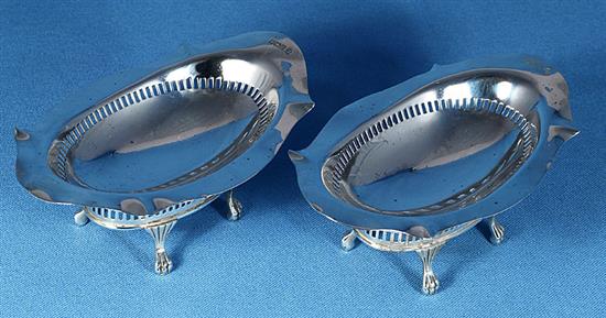 A pair of George V silver bon bon dishes, length 155mm, weight 6.8oz/213grms